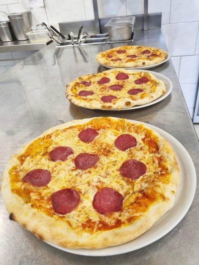 Drei schmackhafte knackige Salami Pizzen beim Oberwirt Lambrechten nähe Ried im Innkreis