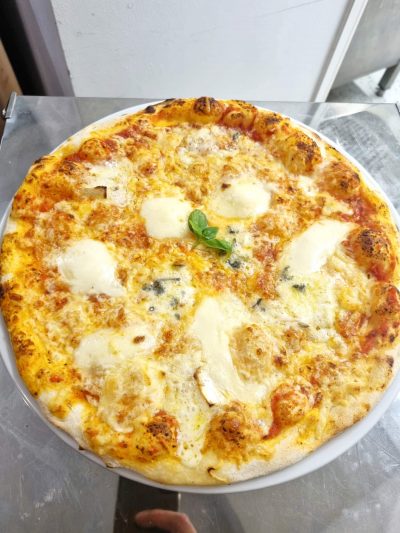 Lecker 4 Käse Pizza von Ronis Schmankerl Oberwirt Lambrechten, einem Restaurant nähe Ried im Innkreis.